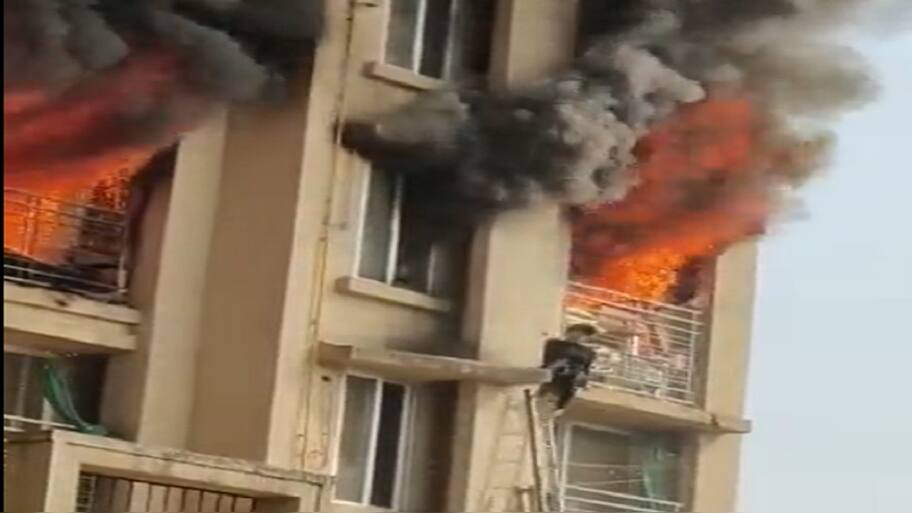 Huge fire breaks out at 22-storey building in Mumbai's Malad, four fire ...