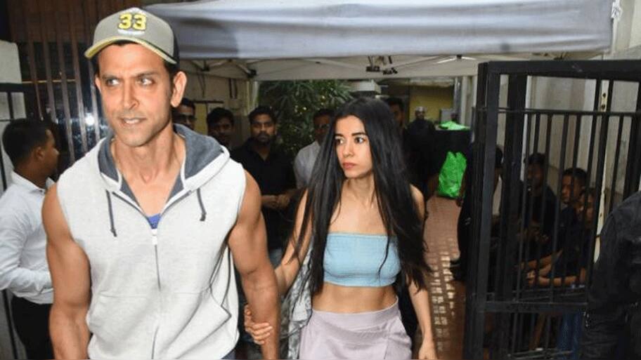Lovebirds Hrithik Roshan, Saba Azad walk hand-in-hand, security staff ...