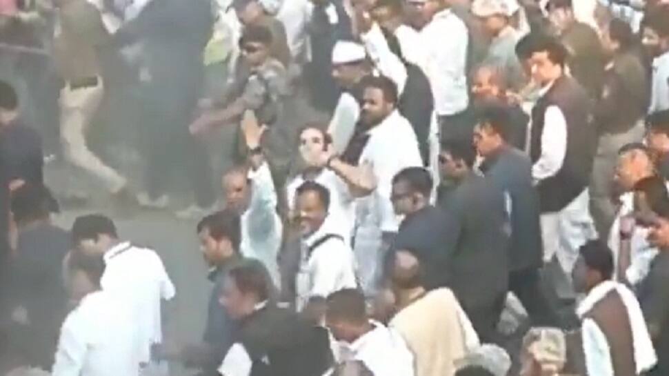 Bharat Jodo Yatra: Rahul Gandhi gives flying kisses to crowd chanting Modi slogans- WATCH viral video