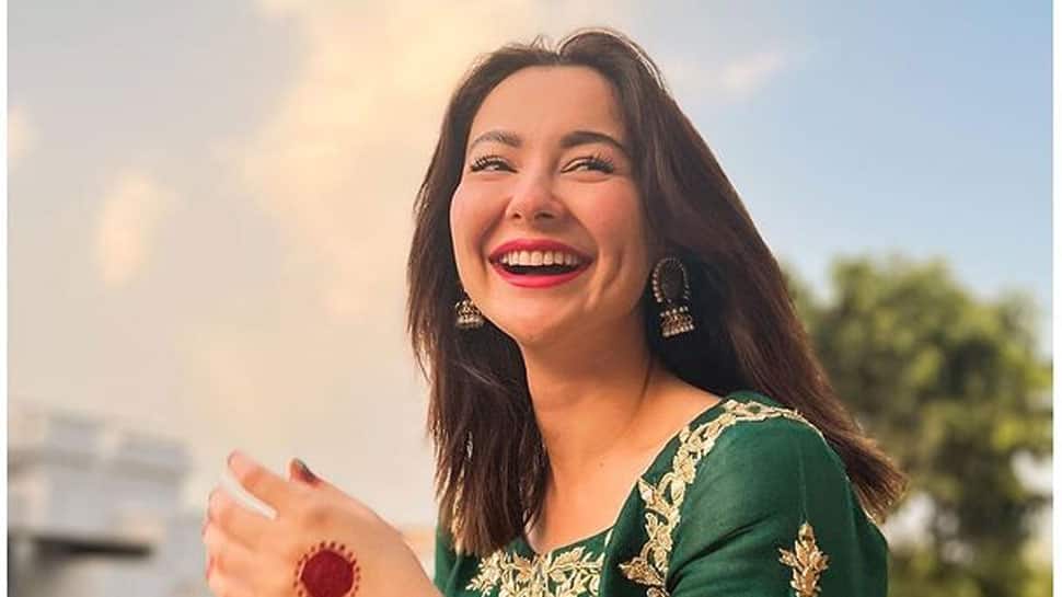पाकिस्तानी अभिनेत्री हनिया आमिर भीड़ से घिरी, अभिनेत्री ने खोया आपा – देखें यह वीडियो