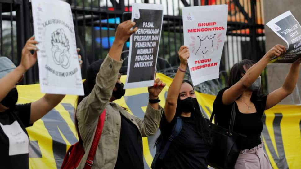 Indonesia bans sex outside marriage, prohibits unmarried couples living together amid protests