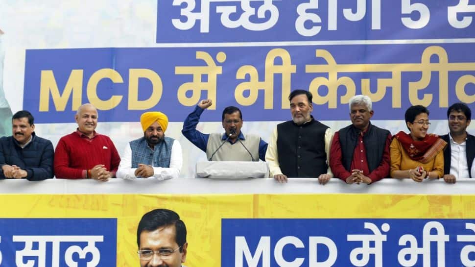 Arvind Kejriwal with other ministers sign during celebration