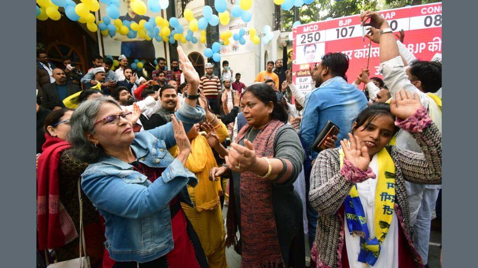AAP workers, supporters celebrate victory in MCD elections in Lucknow