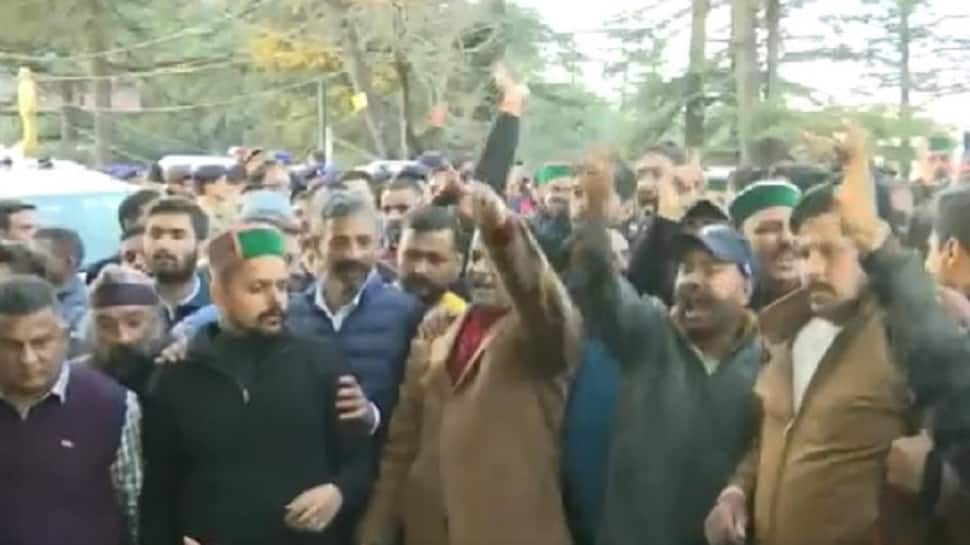 &#039;High command hosh me aao&#039;: Pratibha Singh&#039;s supporters raise slogans as Congress picks Sukhwinder Singh Sukhu for Himachal CM post