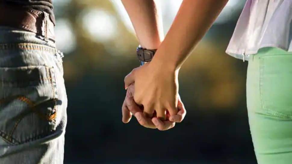 Cops extort Rs 1,000 fine from Bengaluru couple for 'walking on road after 11 pm' - Read what happened - Vimarsana News