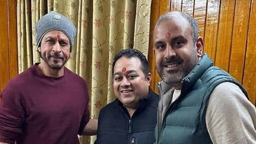 Shah Rukh Khan&#039;s picture with fans from Vaishno Devi Temple goes VIRAL, actor sports red teeka!