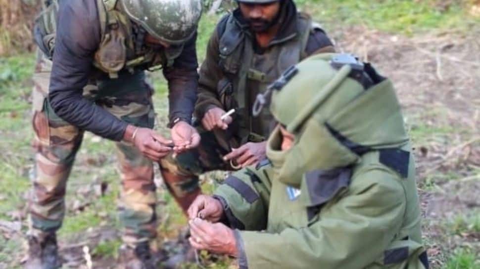 उत्तरी कश्मीर के पट्टन इलाके में संदिग्ध आईईडी बम का पता चला और उसे नष्ट कर दिया गया