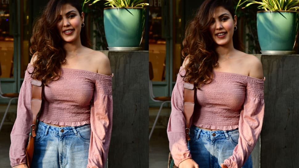 Rhea Chakraborty looks CHIC in an off-shoulder top and ripped jeans,  actress poses for the paps in Mumbai- In Pics | News | Zee News