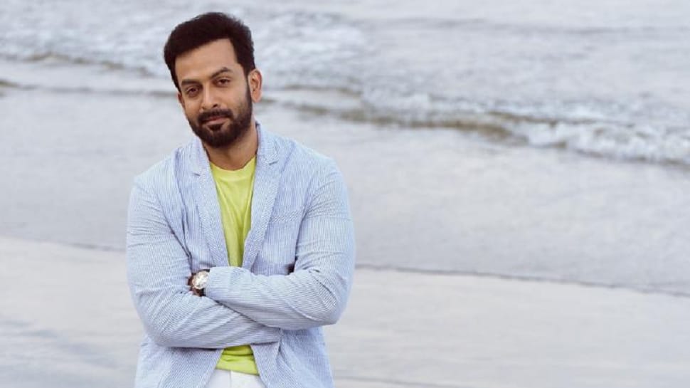 Prithviraj Sukumaran receives a warm welcome from the &#039;Bade Miyan Chote Miyan&#039; family