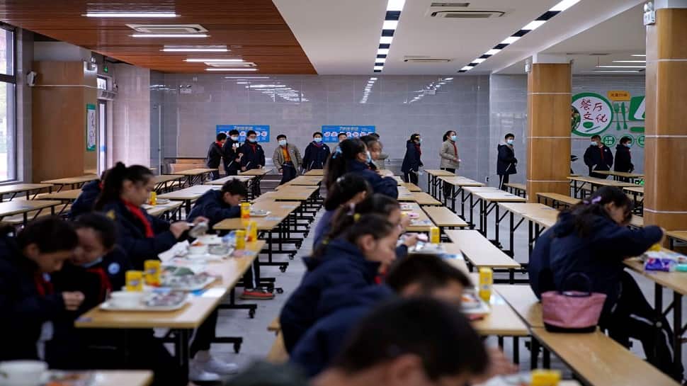 चीन में कोविड-19 मामलों में रिकॉर्ड वृद्धि के कारण शंघाई के स्कूल ऑनलाइन मोड में जाएंगे