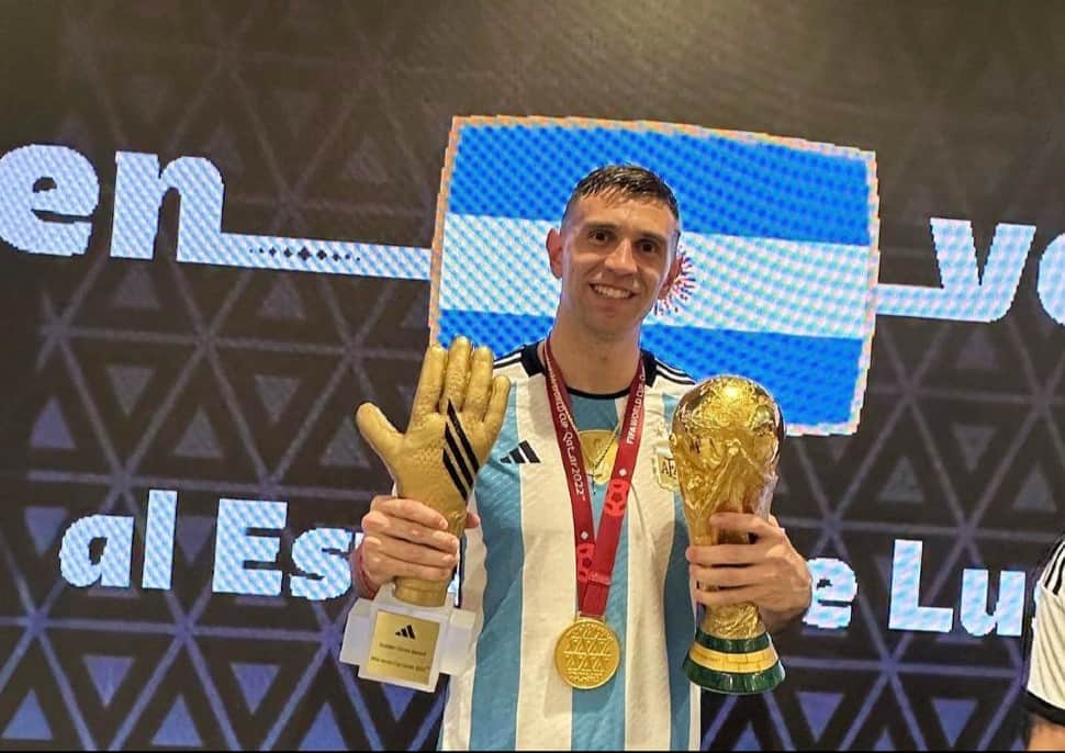 Argentina goalkeeper Emiliano Martinez won the 'Golden Glove' award at the FIFA World Cup 2022. Martinez came up with a match-winning save in the dying minutes of final against France. (Source: Twitter) 