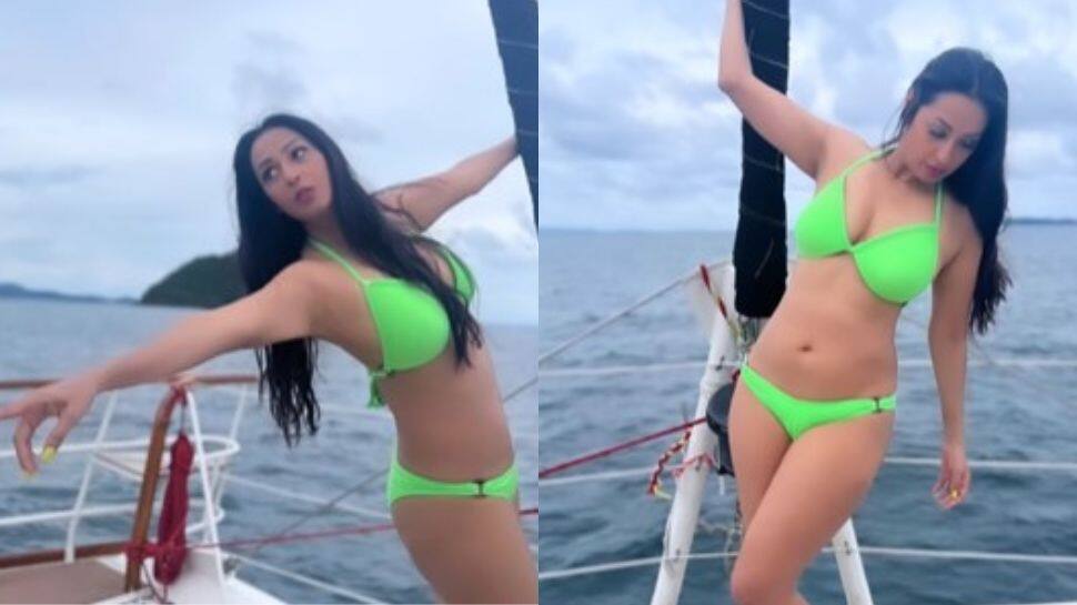 Kashmera Shah gives perfect beach vibes in neon-coloured bikini, flaunts toned curves even at 50- PICS 