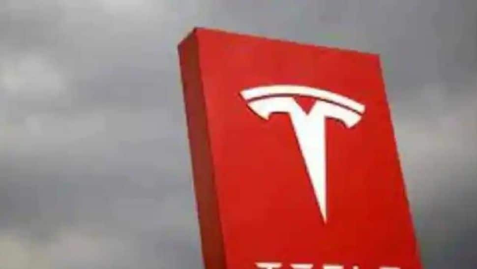 Read more about the article Tesla launches a wireless charging platform for AirPods, iPhones and more at WHOPPING COST of Rs 25,000; Deets inside