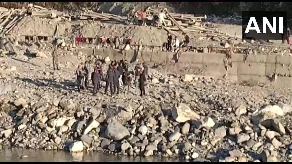 Nepalese pelt stones on Indian workers working on Kali river wall in Uttarakhand 