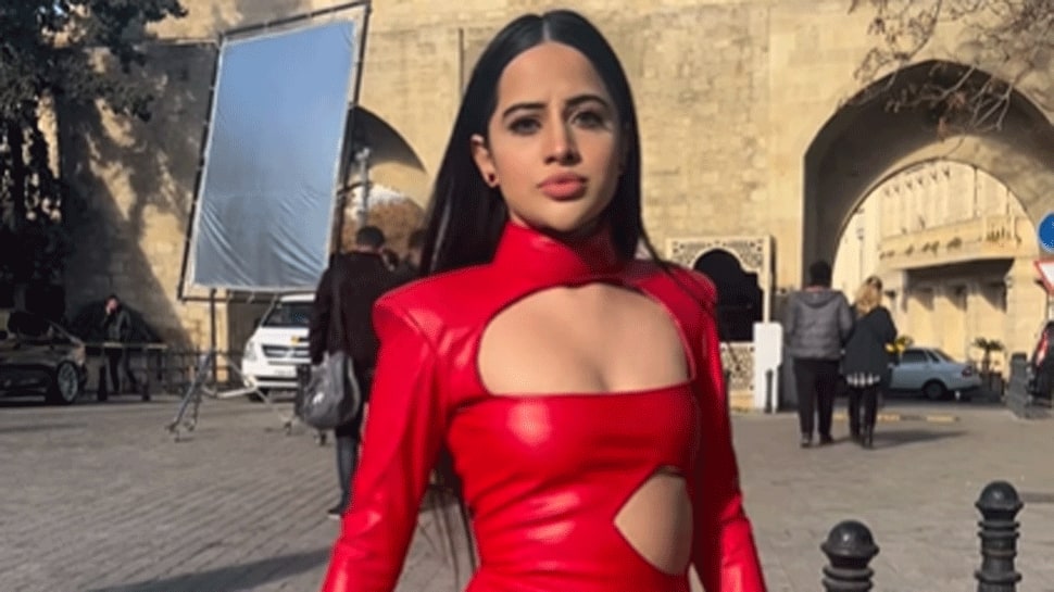 Merry X-Mas 2022: Urfi Javed shows off her stylish walk in unique Santa outfit on Christmas, see video