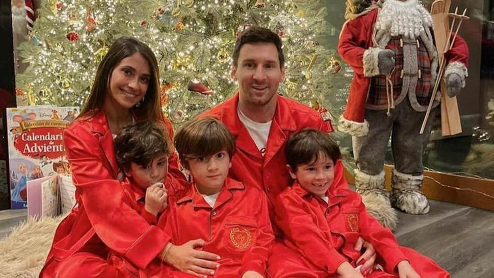 मेरी क्रिसमस 2022: लियोनेल मेस्सी की पत्नी एंटोनेला रोक्कुज़ो ने बच्चों के साथ मनमोहक पारिवारिक तस्वीर साझा की, यहाँ देखें