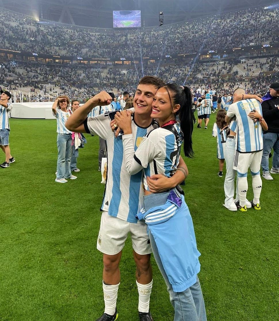 Oriana Sabatini, simply known as Oriana in the music business, the 22-year-old beauty is a pop singer, actress and model in Argentina, as well as Argentina and Juventus star Paulo Dybala’s girlfriend. (Source: Twitter)