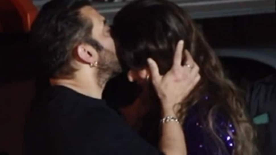 Xxx Salman Khan Abp - Salman Khan kisses ex-girlfriend Sangeeta Bijlani on her forehead at  birthday bash, video goes viral - Watch | People News | Zee News