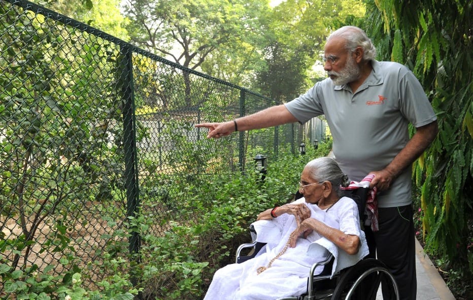 5 PICS that show PM Modi&#039;s STRONG BOND with mother Heeraben Modi