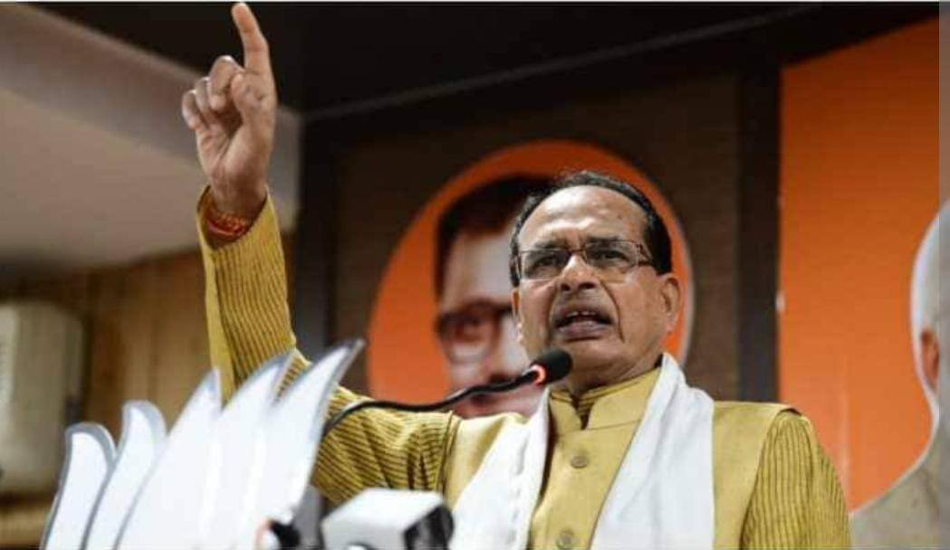 Mama Ji Ka Gussa! Shivraj Chouhan publicly suspends Niwari collector from stage