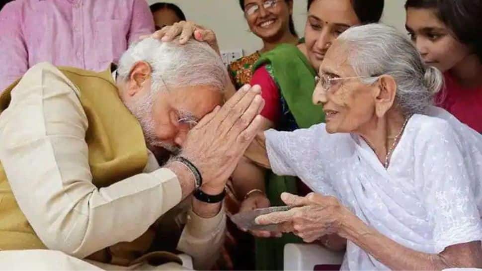 प्रधानमंत्री नरेंद्र मोदी की मां हीराबेन मोदी का 100 साल की उम्र में निधन हो गया