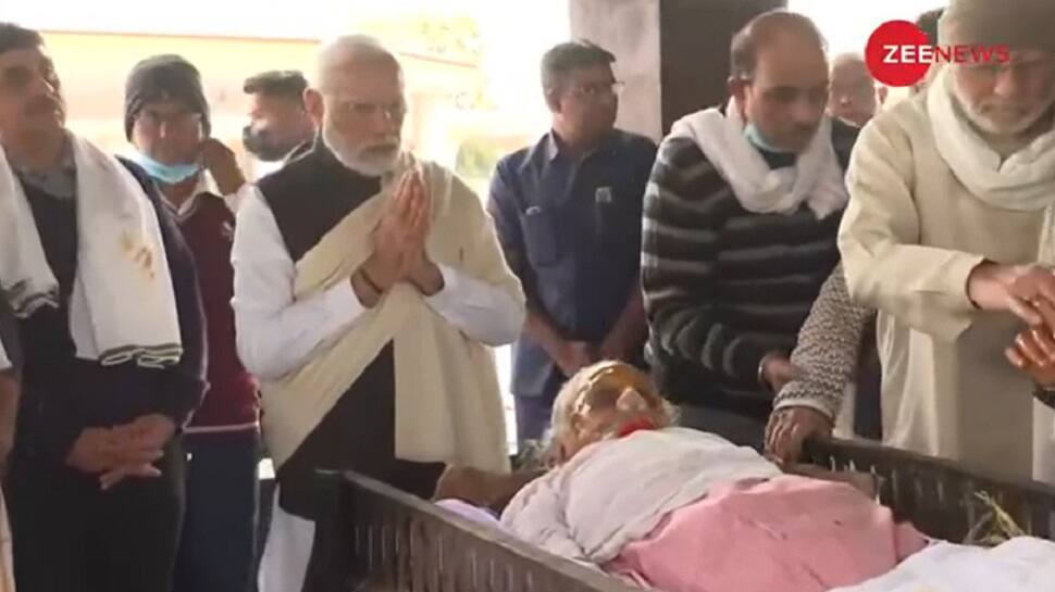 PM Narendra Modi today paid last respect to his mother