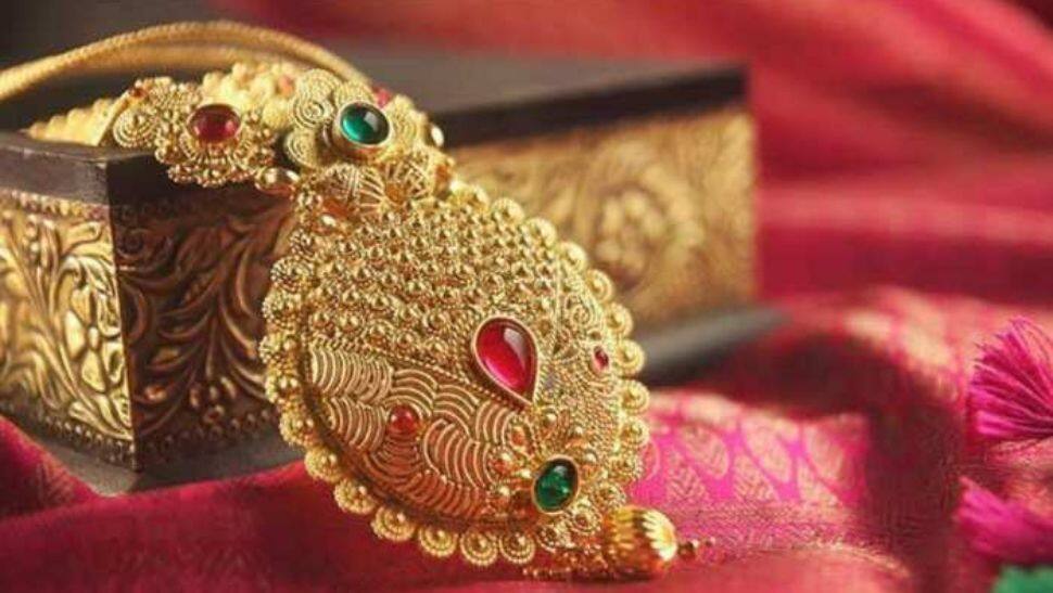 Gold rises Rs 205; silver declines Rs 30