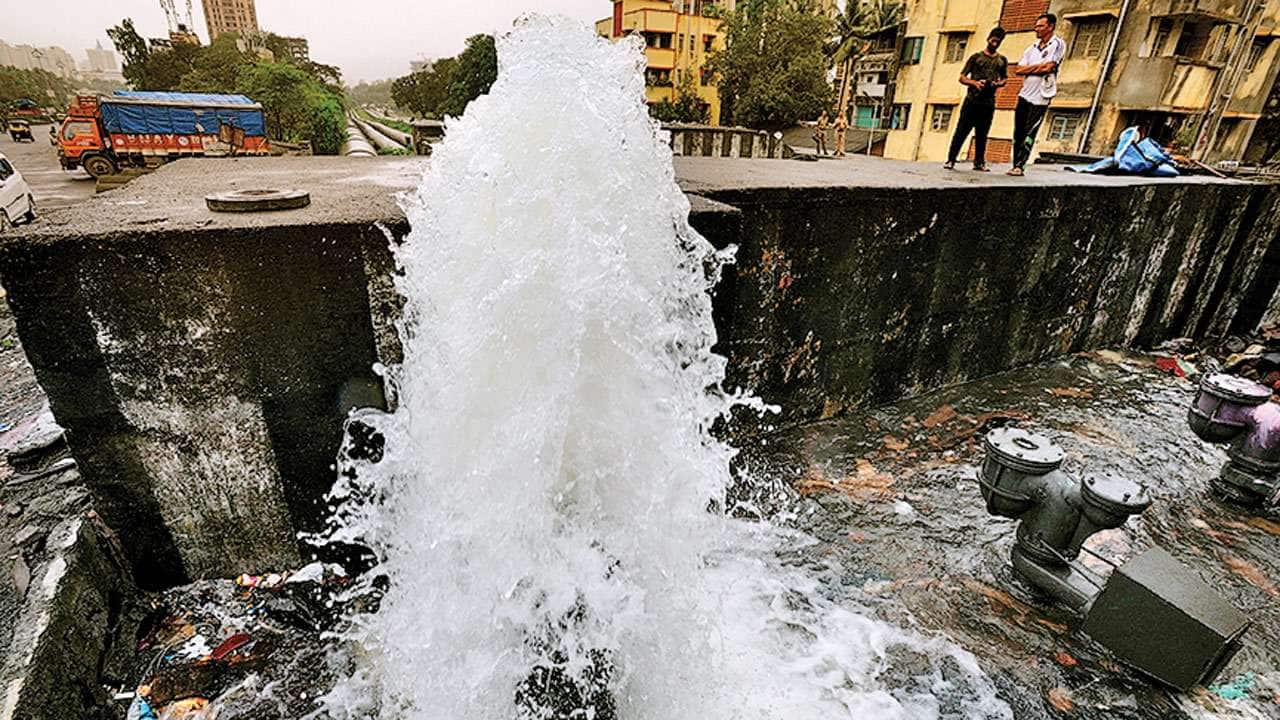 Mumbai News Water pipeline burn in Ghatkopar area, water filled in 400