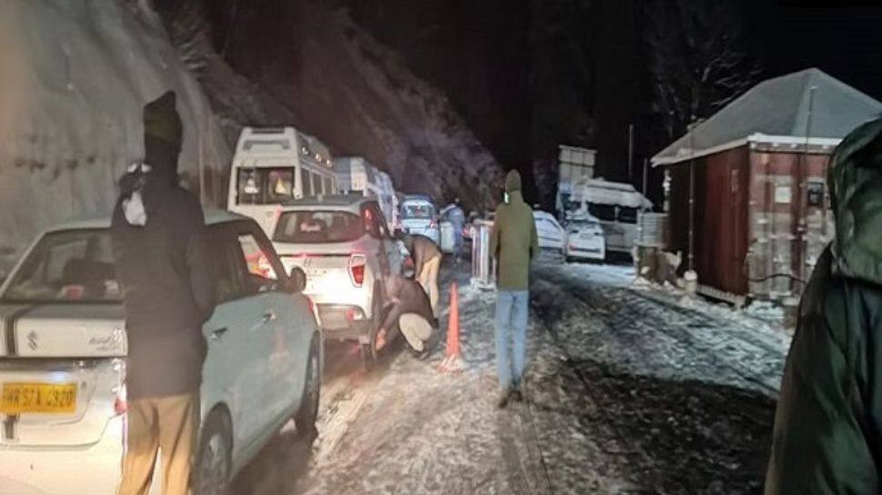 Himachal Pradesh: Police rescues 400 vehicles from Atal tunnel amidst heavy snow fall