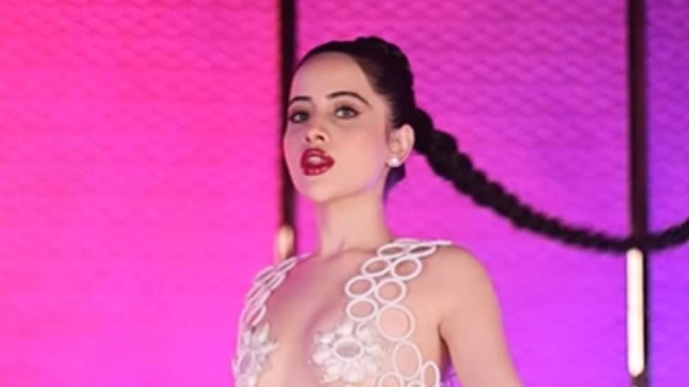 Urfi Javed wears barely there bralette made of white plastic circles, shows  off her svelte sexy figure - Watch, People News