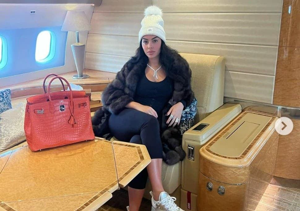 Along with an electric oven, there is a refrigerator, satellite phone, entertainment system, fax machine, and microwave on the aircraft. All this allows Cristiano Ronaldo, his partner Georgina Rodriguez, and his children, to keep occupied while onboard. (Source: Twitter)