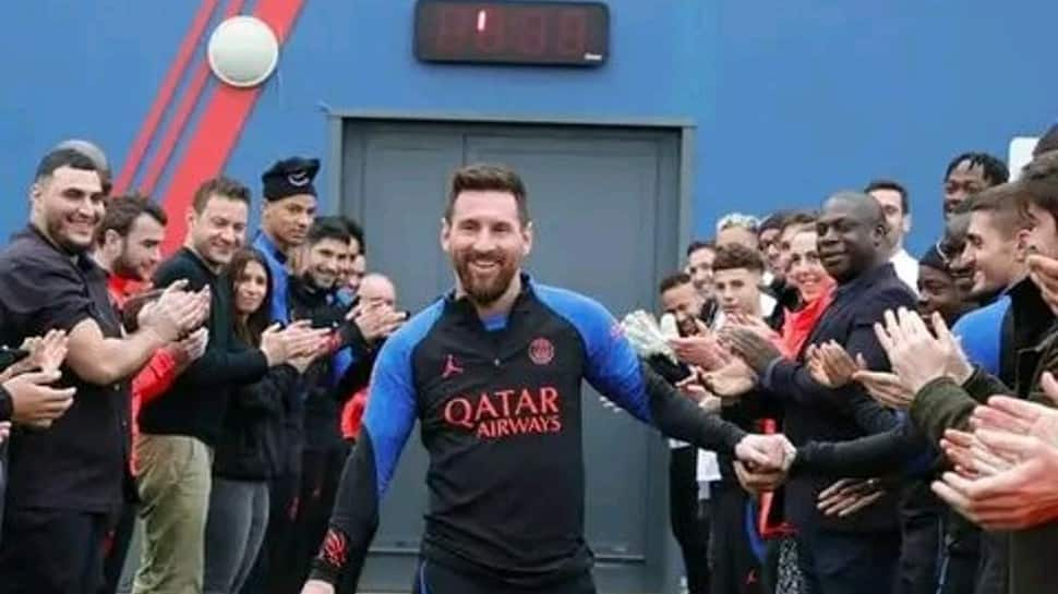 WATCH: World Champion Lionel Messi receives &#039;Guard of Honour&#039; from PSG