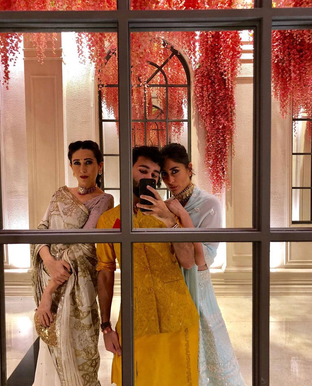 Kareena Kapoor, Karisma pose with Orhan Awatramani