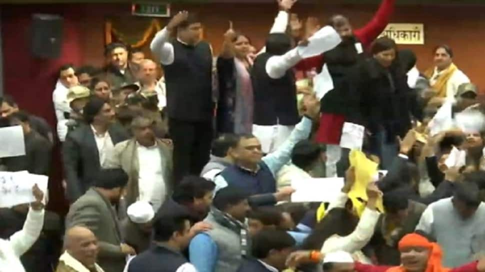 Delhi MCD Mayor Election: AAP, BJP councillors clash ahead of swearing-in; house adjourned without electing mayor - WATCH