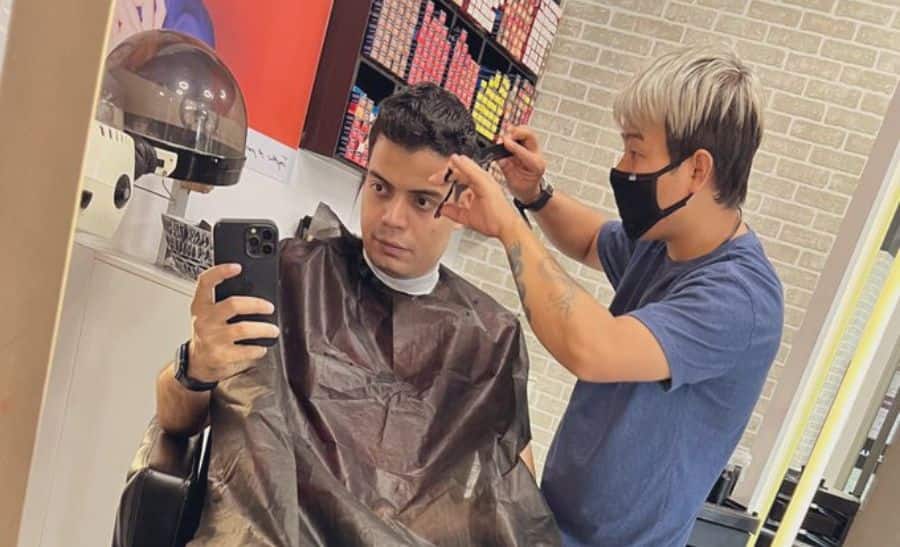 Ex-Microsoft employee trolled for attending a meeting while getting haircut; Netizens compare his action with 3 Idiots' Viru Sahastrabudhhe - Vimarsana News