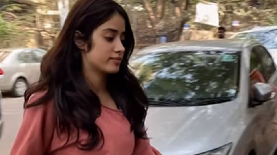 Janhvi Kapoor gets miffed with paps, says &#039;Andar he aa jaiye&#039;, video goes viral - Watch