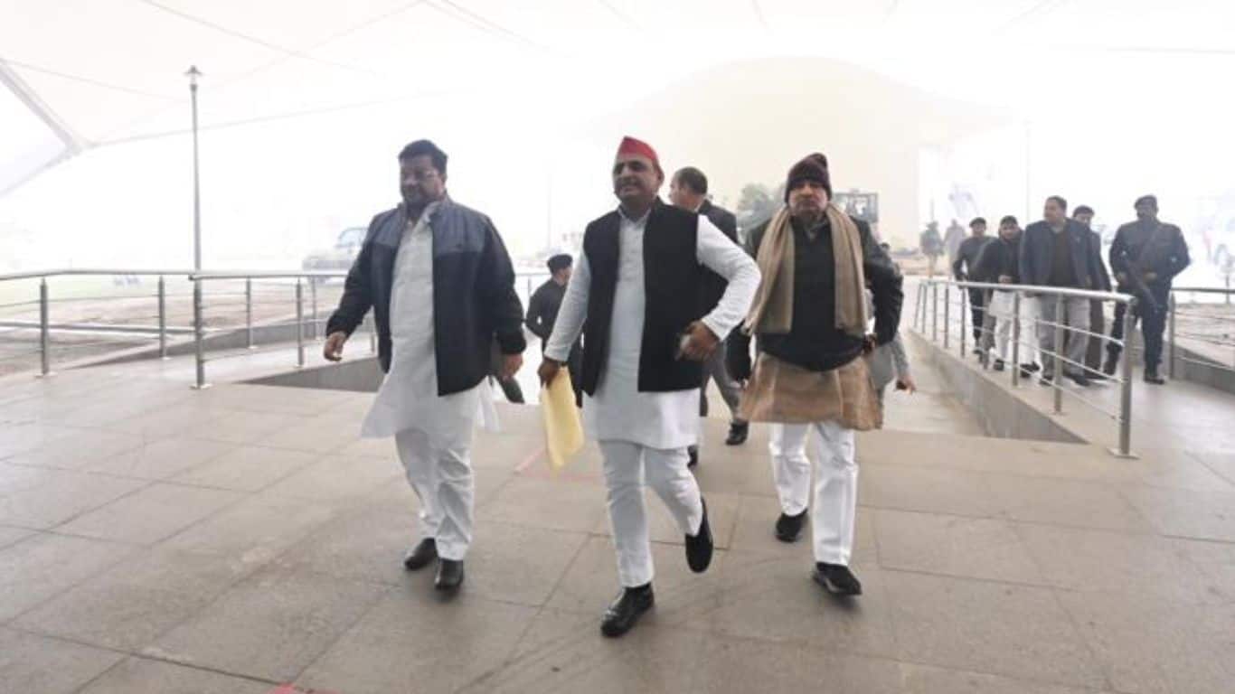 Breaking Akhilesh Yadav Reaches To Lucknow Police Headquarters breaking-akhilesh-yadav-reaches-to-lucknow-police-headquarters