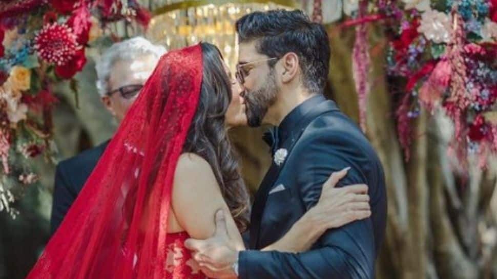 Farhan Akhtar-Shibani Dandekar's wedding kiss