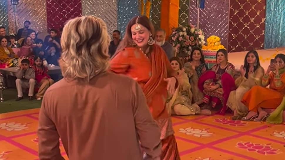 Pakistani couple dances to Bipasha Basu&#039;s Beedi Jalaile song, video goes viral - Watch