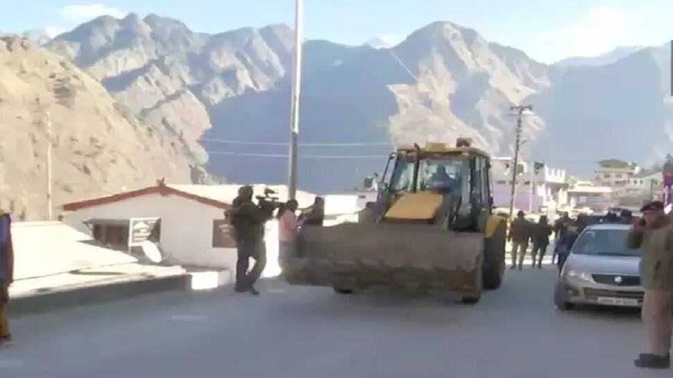 Joshimath is sinking: Bulldozers reach the spot, hotel owner claims &#039;I did not receive any notice&#039; as demolition process begins - WATCH
