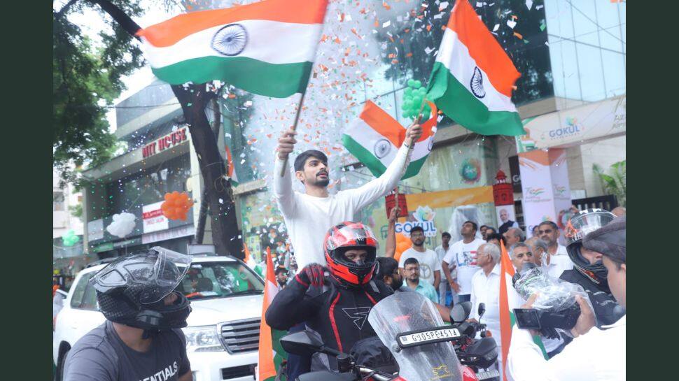 Surat entrepreneur Dipak Bharwad sets a unique example of patriotism with his 50-km 'Tiranga Yatra' | India News - Vimarsana News