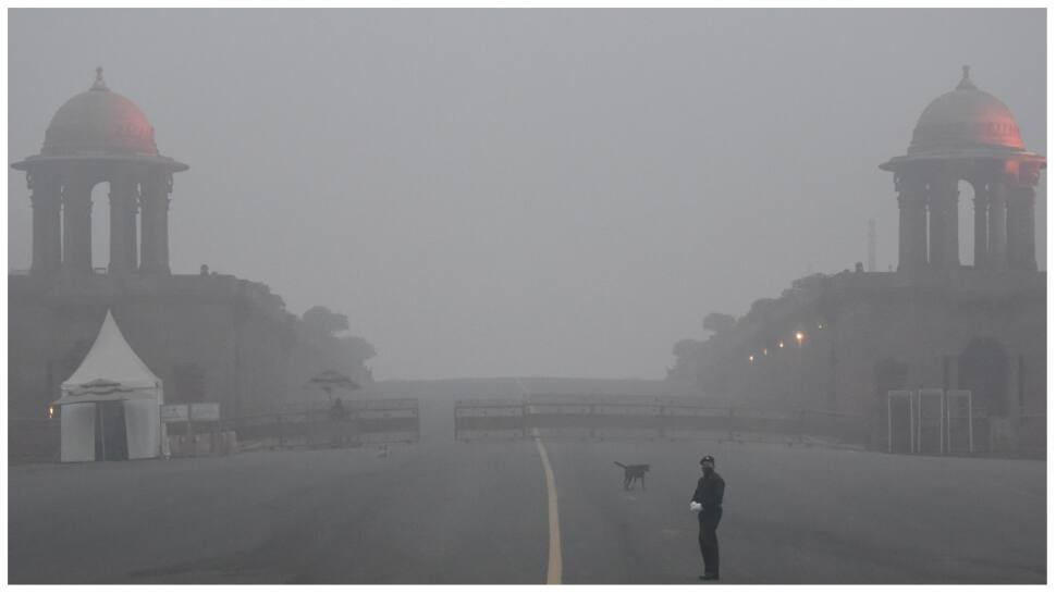 Delhi wakes up to another cold morning, AQI remains in &#039;severe&#039; category