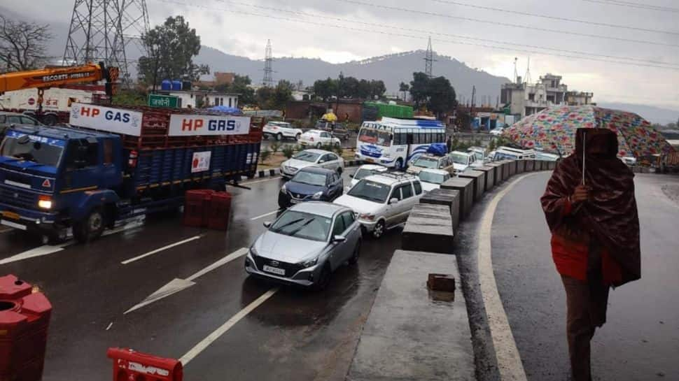 Jammu and Kashmir weather: Light rains affect traffic movement on Srinagar-Jammu NH