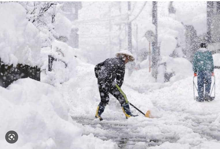 Heavy snowfall with severe cold in Jammu-Kashmir | Zee News