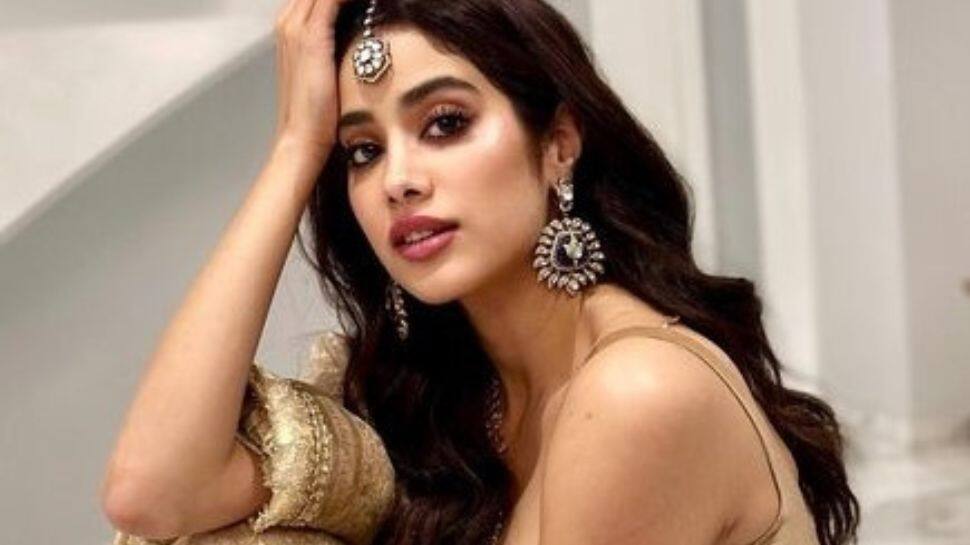 Janhvi Kapoor drops pictures in gorgeous ethnic outfit