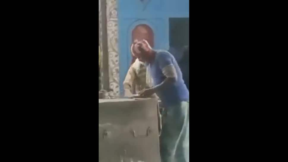 Cook booked for allegedly spitting in chapati dough in UP&#039;s Ghaziabad after video goes viral - Watch