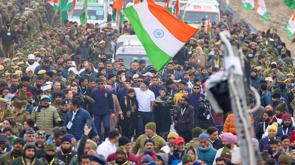 Amid tight security, Rahul resumed Bharat Jodo Yatra in Pulwama, Mehbooba Mufti joins; Paid tributes to Pulwama martyrs