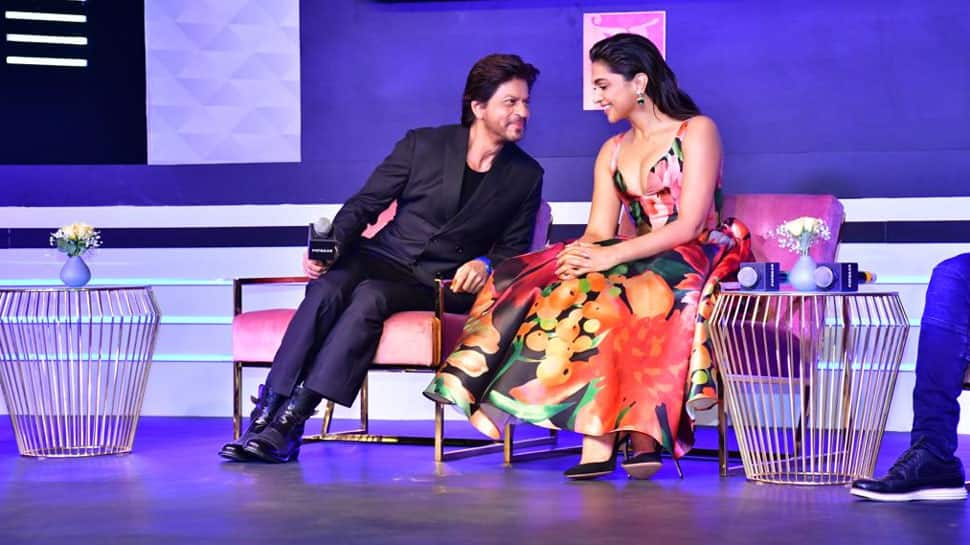 Shah Rukh Khan Sings &#039;Aankhon Mein Teri&#039; for Deepika Padukone as Pathaan Creates History - Watch