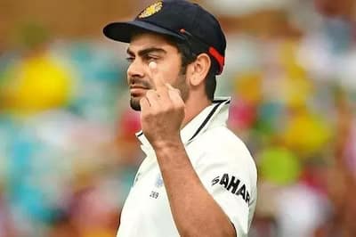 Virat Kohli showing middle finger to Australian fans