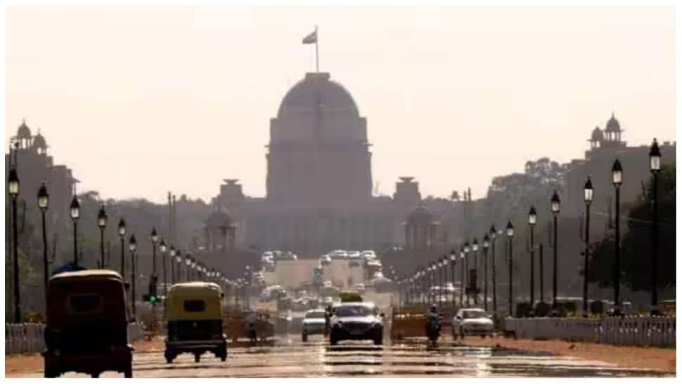 Weather Report: Delhi Records Minimum Temperature of 12.8 Degrees Celsius as Mercury Sees Gradual Rise